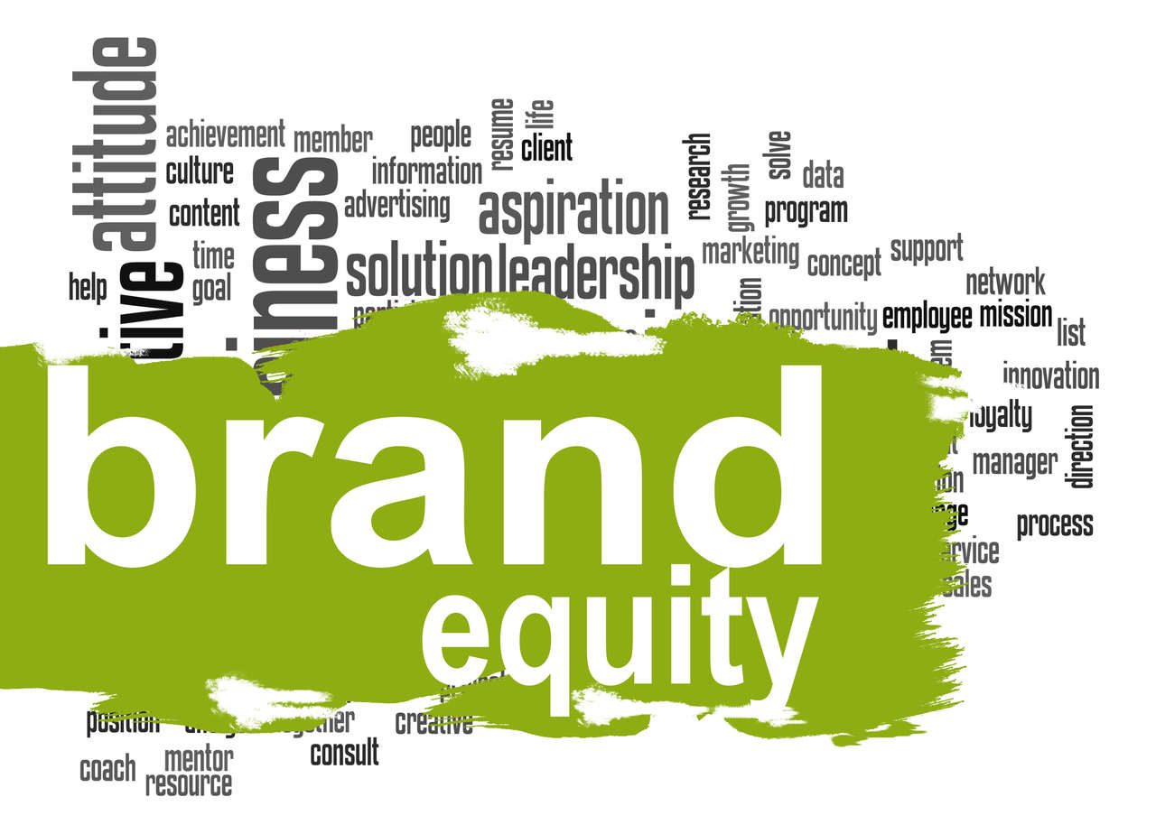 O brand equity influencia a percepção dos consumidores sobre a qualidade do produto e a disposição de pagar um preço mais elevado por ele.